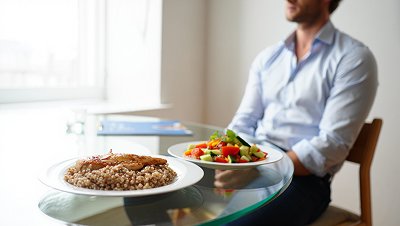 На столе стоят 2 тарелки с едой